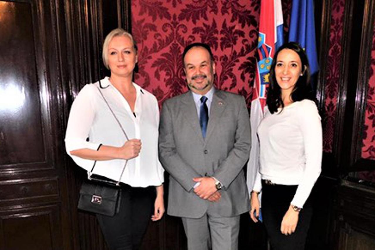 Organizatorice Silwija Galić i Kristina Čavar s hrvatskim veleposlanikom Danielom Glunčićem