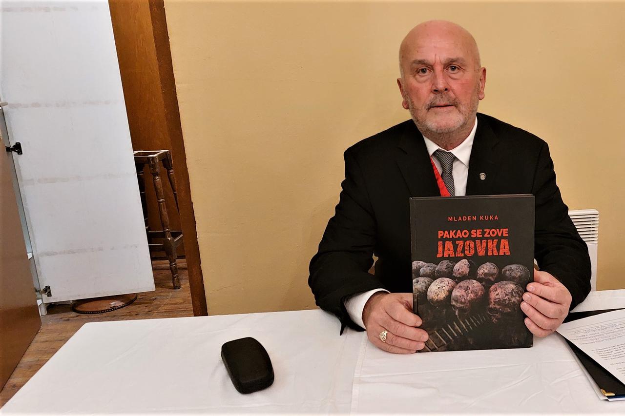 Mladen Kuka s knjigom