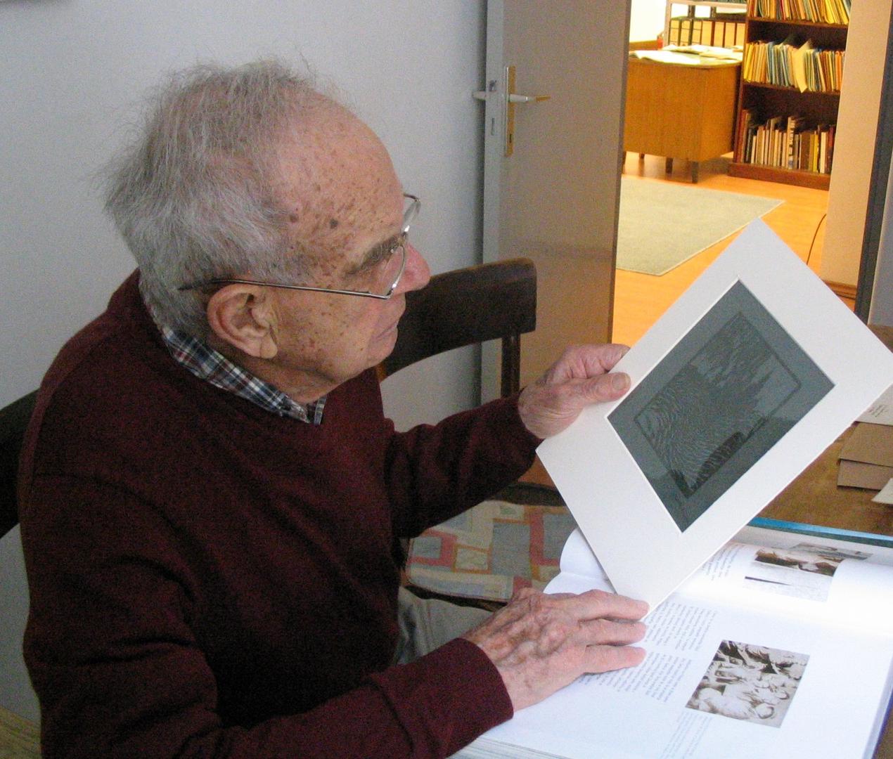 Boris Benkovich promatra očevu grafiku, Zagreb, Arhiv za likovne umjetnosti HAZU, 2007.